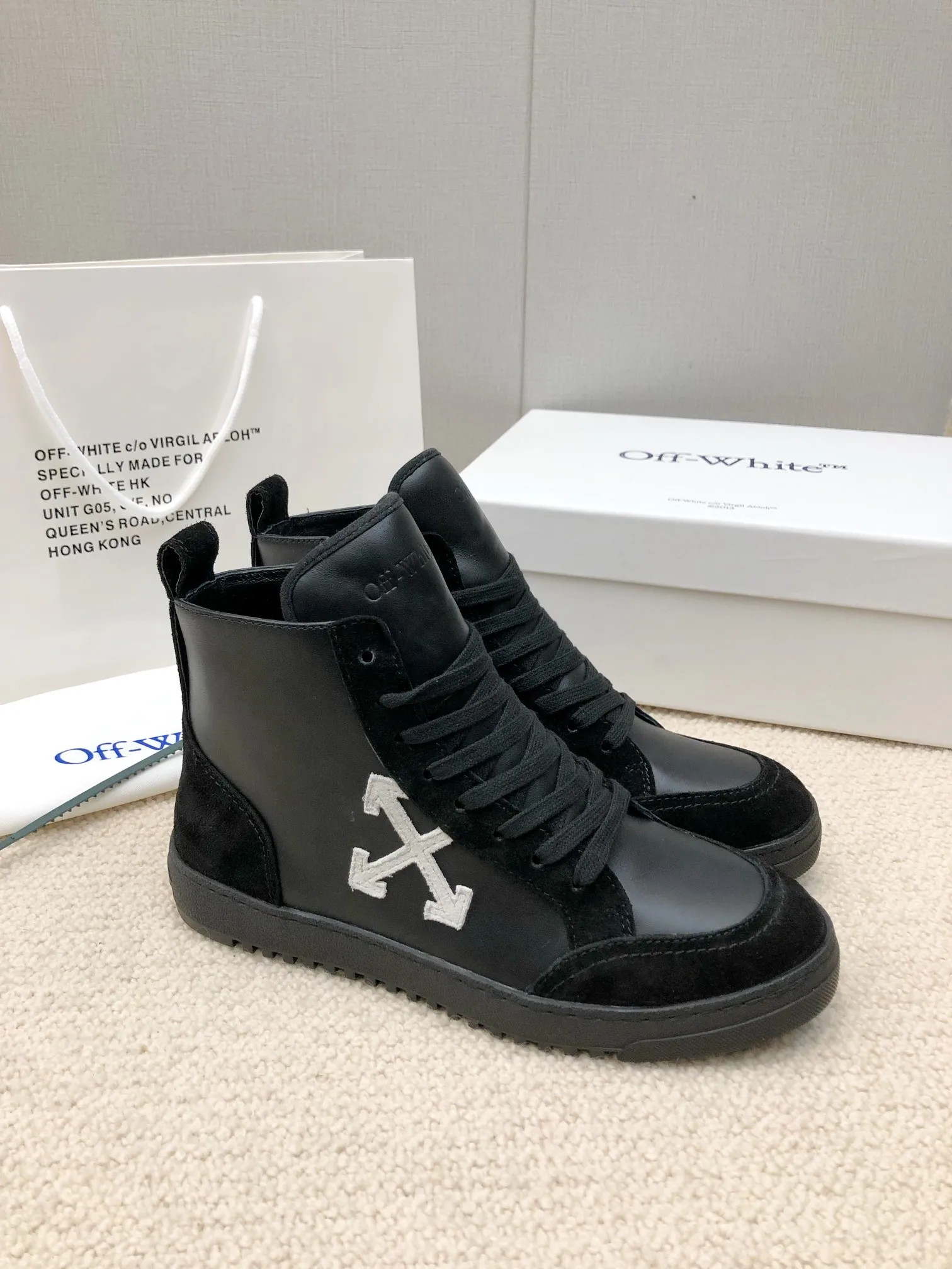 Men's men's shoes P540! 🌈🌈OFF WHITE🌈🌈 ⚡️Couple model⚡️🍓New color🍓 👉Ex-factory price: 130-45 The latest Gaobang street casual Martin style masterpiece, released the highest quality version on the market 👊 Series original mold opening, original lasting, production technology 1:1 original ➰🔜The best choice for more and more celebrities and Internet celebrities🔸In classics Change🔸Innovate in the trend🔸Strive to break away from the shackles of bad street design🔝Although he is not the originator of fashion design, he is definitely a shining dark horse in avant-garde design🐴🆙Do not follow the trend🔅Not universal beauty🔅 Fabric💯First-layer cowhide/suede Lining💯cowhide lining Foot pad💯Original molded high-elastic environmentally friendly molding pad Midsole💯Original lasting process Outsole💯Rubber outsole Packaging💯Full set of packaging synchronized with the official website (brand wrapping paper, brand certificate, brand cloth bag)
